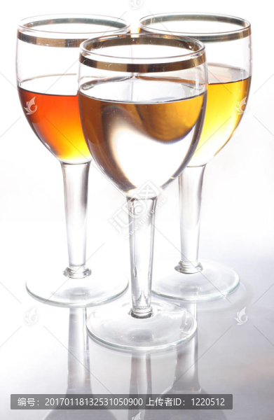 三個高大的酒杯