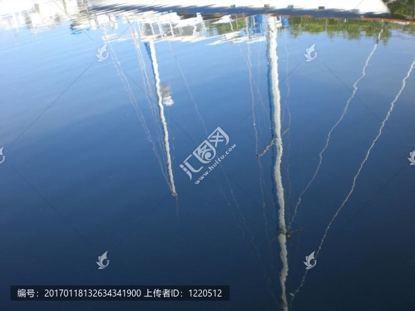 反射藍(lán)色的水域