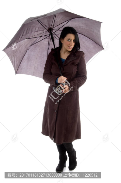 女性持傘的前視圖