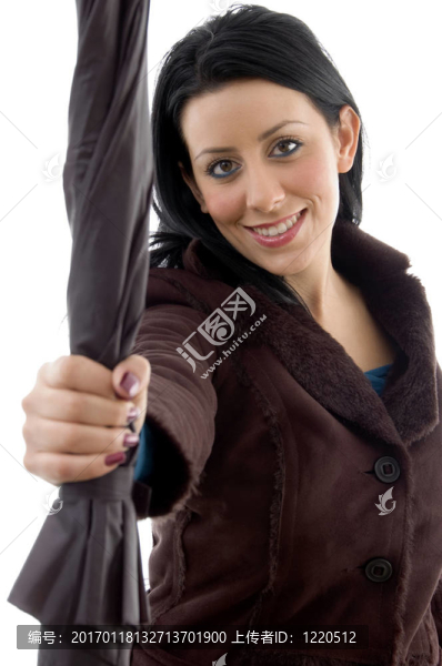 微笑女人抱傘前視圖