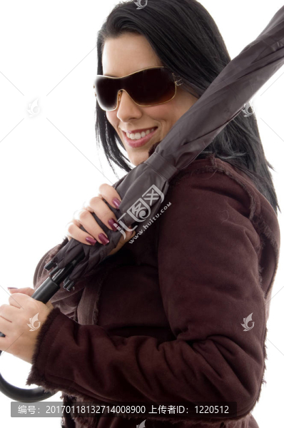 白色背景下女性手持傘的側(cè)面圖