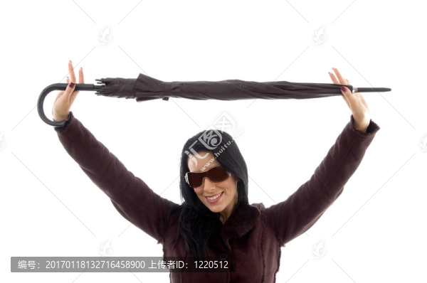 白色背景下的女性攜帶傘肖像