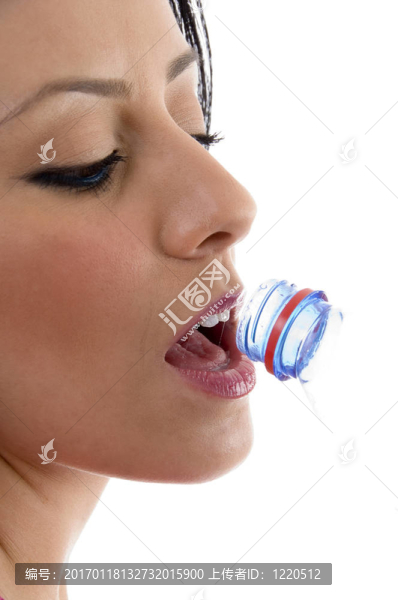 女性飲用水的側視圖