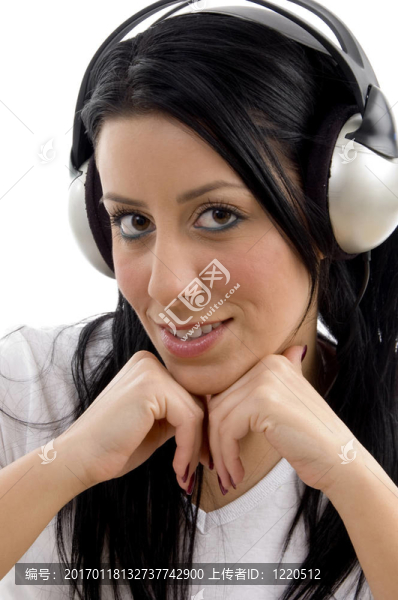 微笑女人聽音樂的肖像