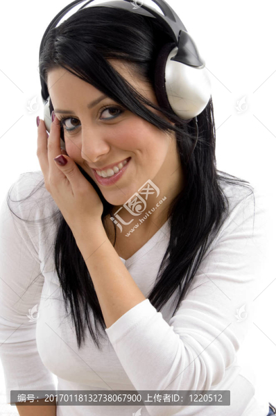 歡快女人聽(tīng)音樂(lè)前視圖