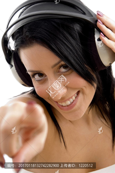 微笑的女性抱著耳機(jī)