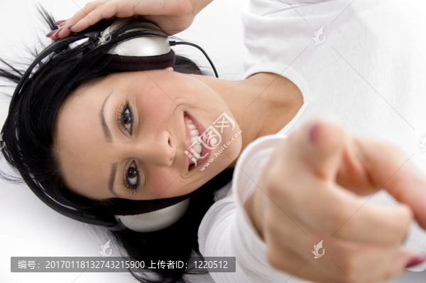高角度看女人戴耳機(jī)