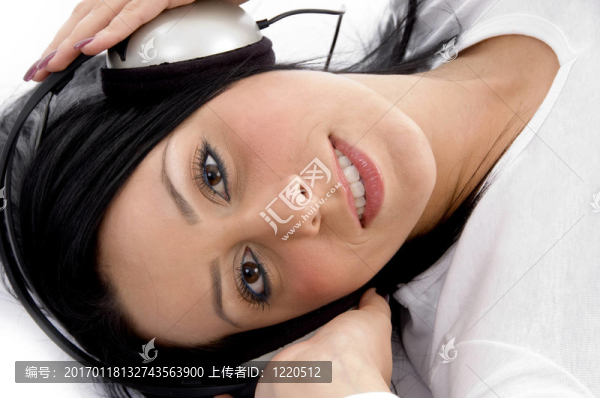 女子佩戴耳機的高視角
