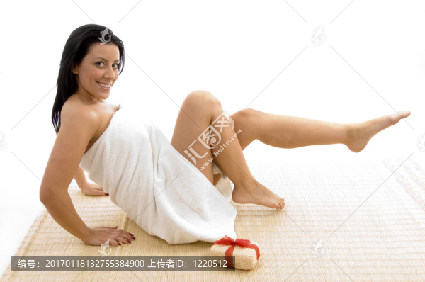 前面的婦女觀在毛巾冒充洗滌器