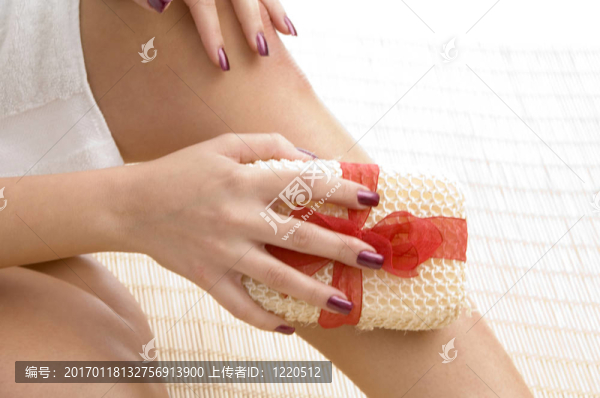 靠近女人的腿與洗滌器