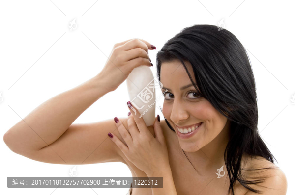 化妝水瓶的女性肖像-匯圖網(wǎng) www.fosd68.com 化妝水瓶的女性肖像