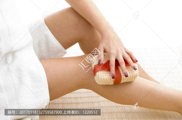 女性擦洗腿的親密觀-匯圖網(wǎng) www.fosd68.com 女性擦洗腿的親密觀