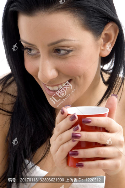 微笑女子抱著咖啡杯特寫