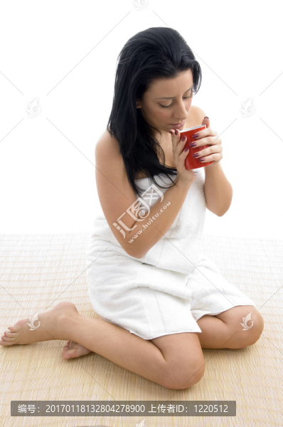 女子拿著咖啡杯的俯視圖