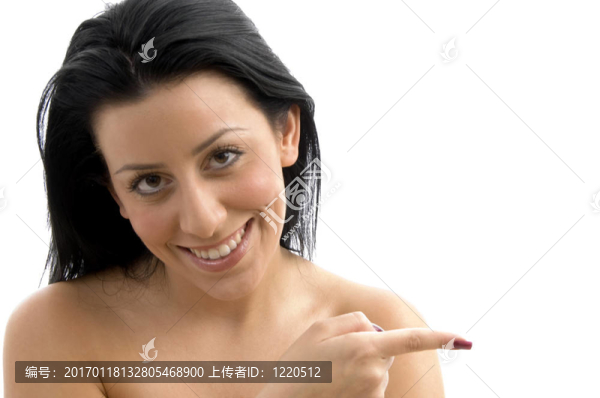 微笑的女人指著一邊的肖像
