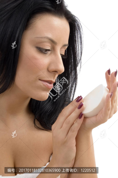 微笑的女性看肥皂的肖像