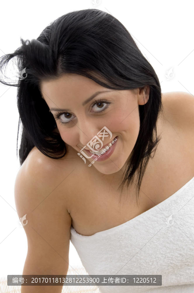 毛巾上微笑的女人的俯視圖
