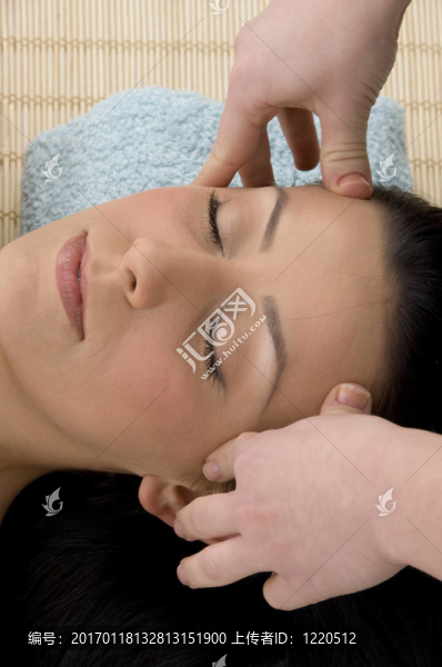 女人頭部按摩的俯視圖-匯圖網(wǎng) www.fosd68.com 女人頭部按摩的俯視圖