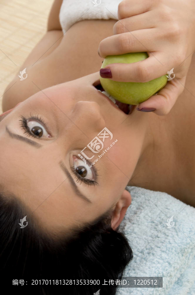 女人吃蘋果的高視角