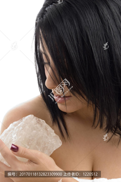 女性姿勢與石頭的肖像
