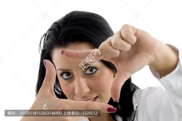 醫(yī)生展示框架手勢(shì)的肖像