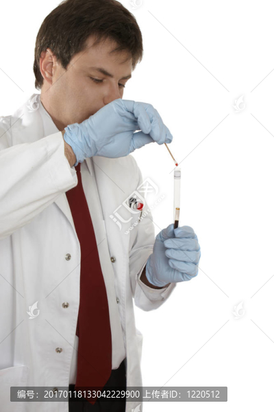 犯罪現(xiàn)場調(diào)查員檢測血液拭子
