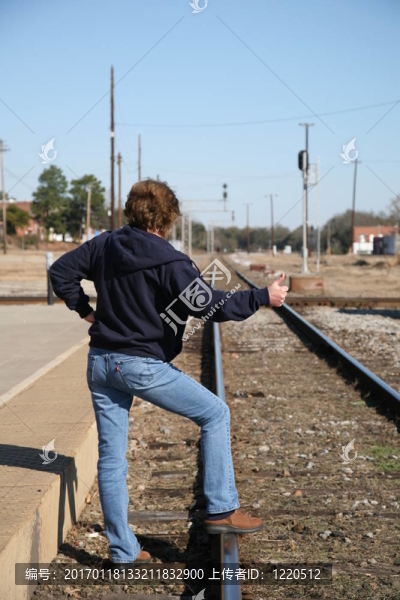 等待火車-匯圖網(wǎng) www.fosd68.com 等待火車