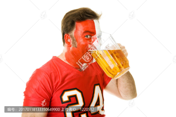 狂飲啤酒的體育迷