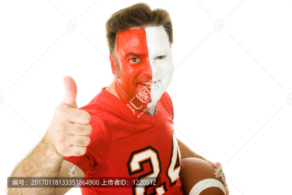 畫的球迷豎起大拇指