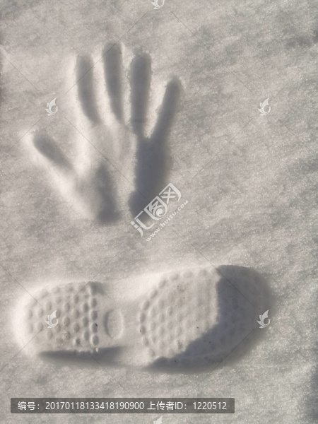 人的手和腳的雪痕