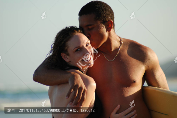 海灘上的年輕夫婦