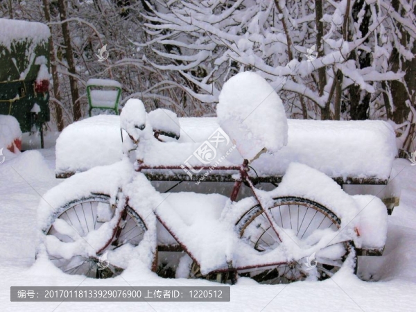 白雪覆蓋的自行車