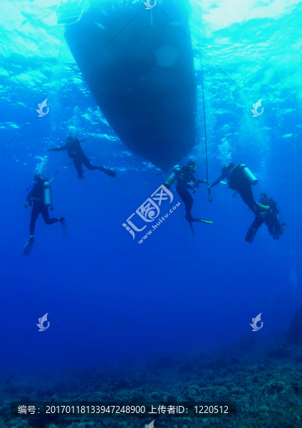 在一個安全站上的潛水員