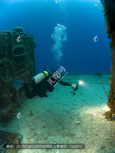 水下發(fā)射閃光燈攝影師