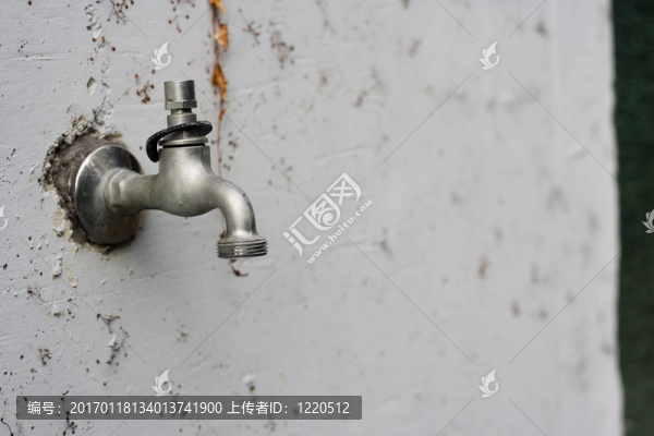 石頭上的舊水龍頭