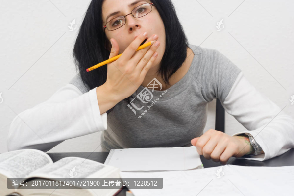 年輕的白人婦女坐