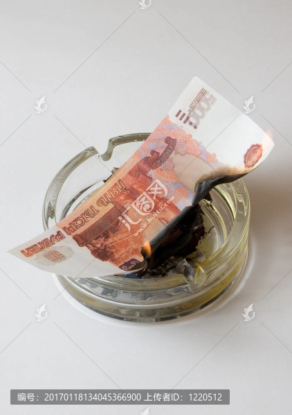 錢在煙灰缸里燃燒