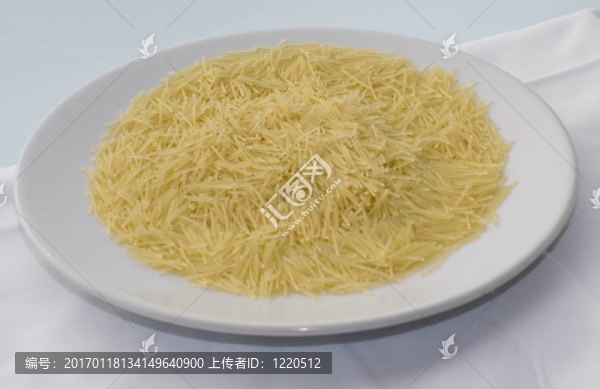 一碗白色背景的面條