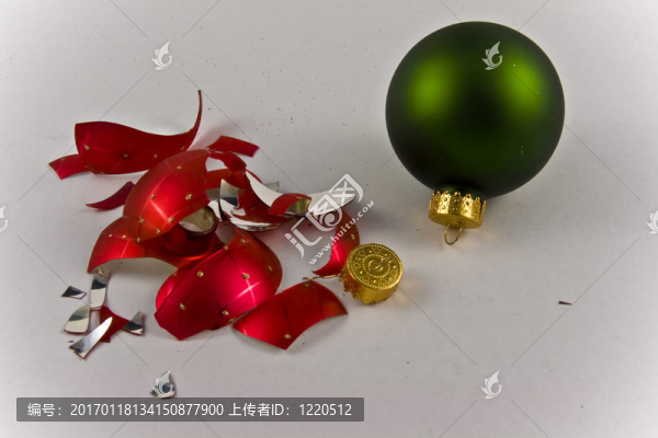 破碎的圣誕裝飾品