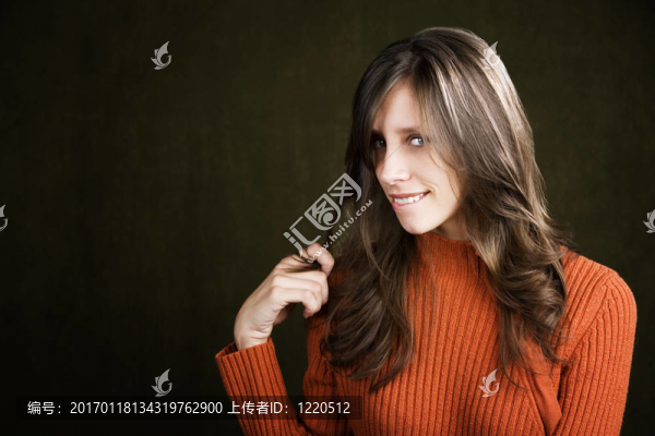 漂亮的年輕女人咬她的嘴唇