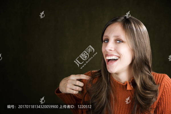 年輕的女人笑