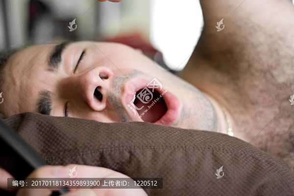 男子在床上打哈欠