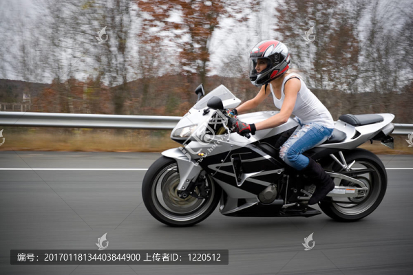 金發(fā)碧眼的騎自行車的女孩