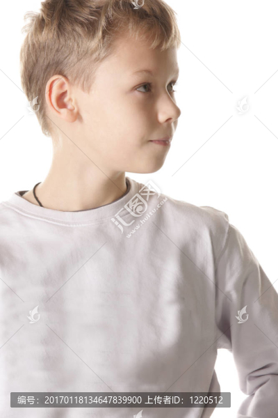 男孩看著身邊