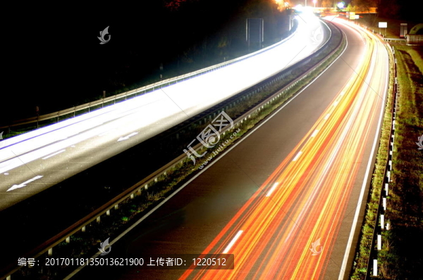 夜間交通燈模糊的道路