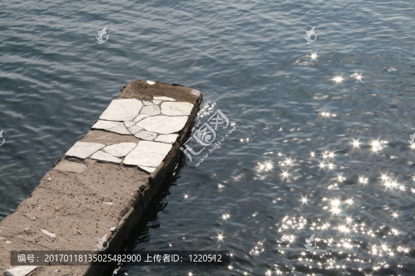 碼頭和閃閃發(fā)光的水