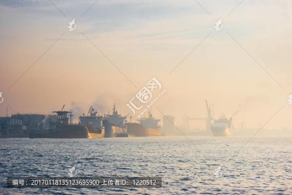 河上的油輪