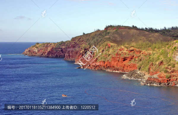 毛伊島的紅色懸崖和水