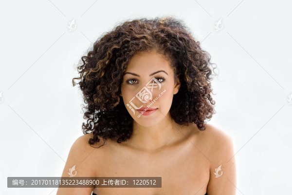 年輕女人的臉