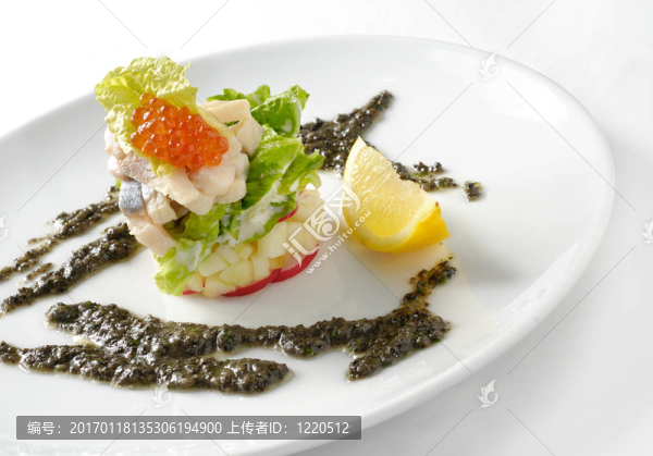 魚子醬裝飾沙拉；水果和魚